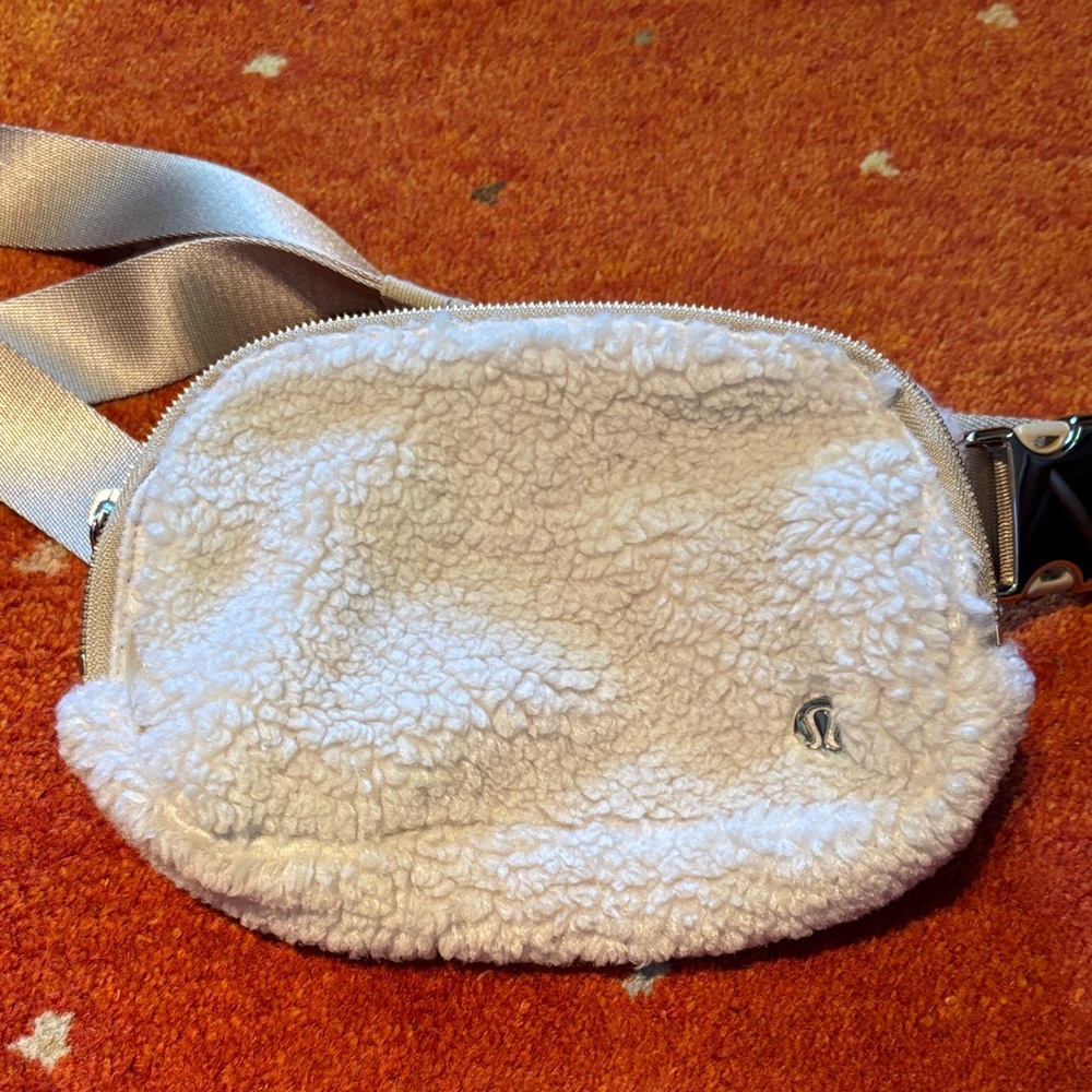 Lululemon fanny pack. Like new condition, used once.